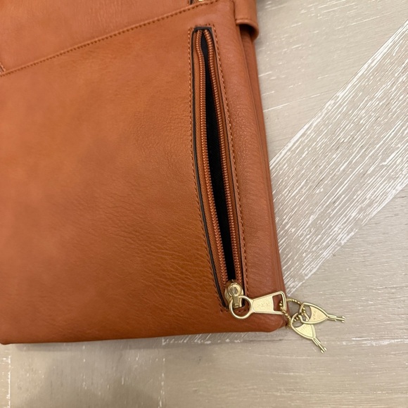 Brown Crossbody Concealed Carry Handbag with lock and keys - Picture 5 of 8